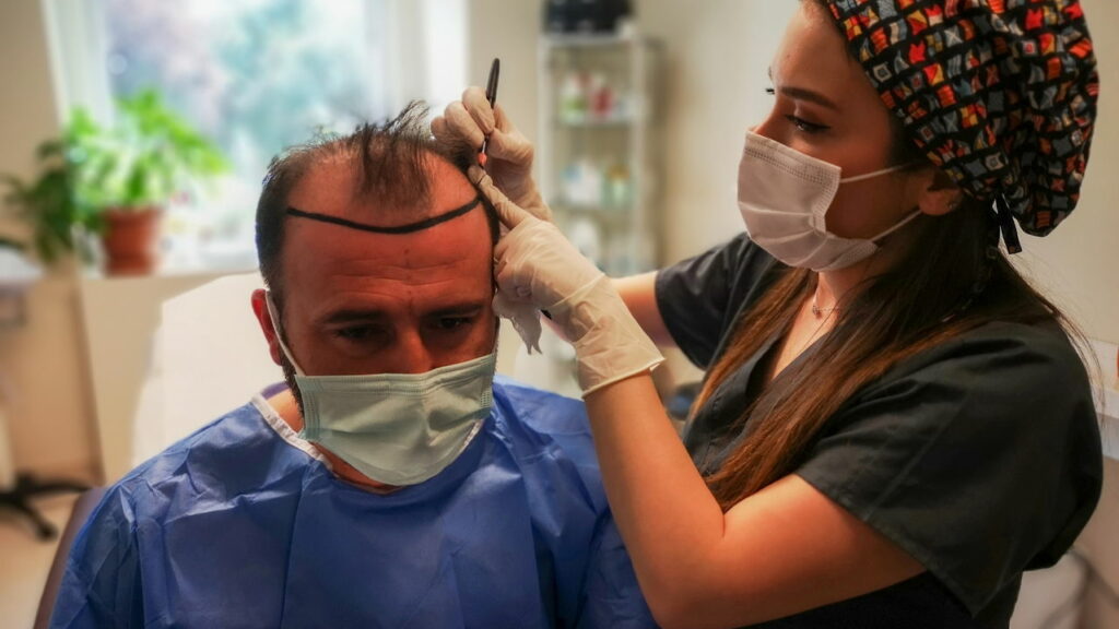 Como combater a queda de cabelo com cuidados simples e alimentação adequada