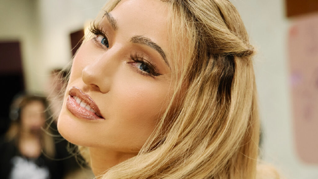 Sabrina Sato aparece irreconhecível em novo programa