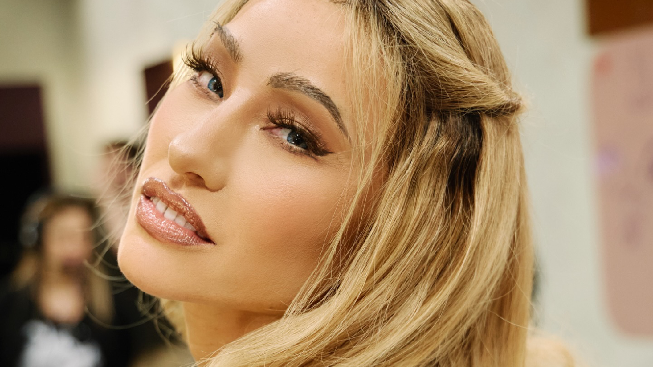 Sabrina Sato aparece irreconhecível em novo programa