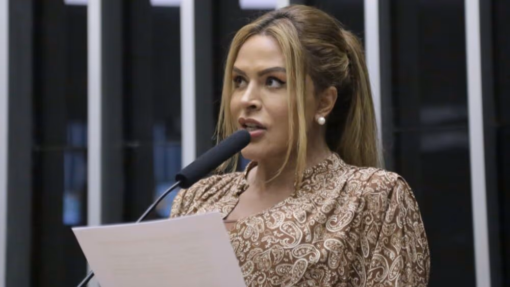 Deputada diz ter sido pressionada para apoiar PEC da blindagem: “Fui covarde”