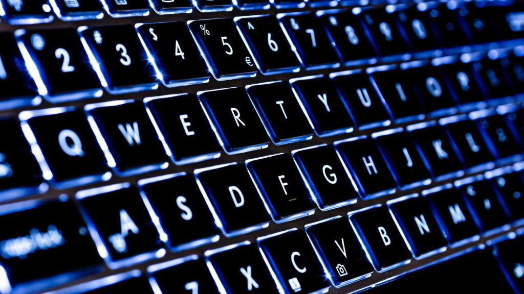 Por que teclados não seguem a ordem alfabética?