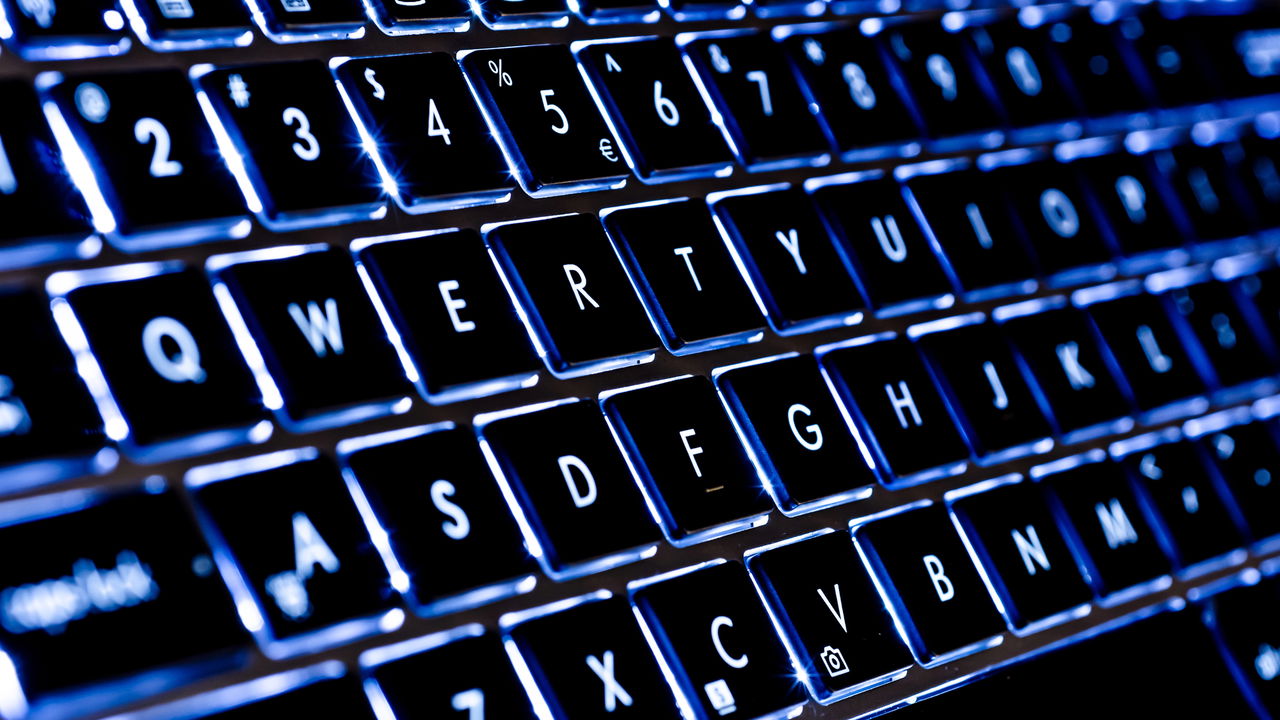 Por que teclados não seguem a ordem alfabética?