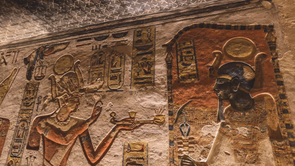 O tesouro egípcio da Tumba de C4 é descoberto em Luxor