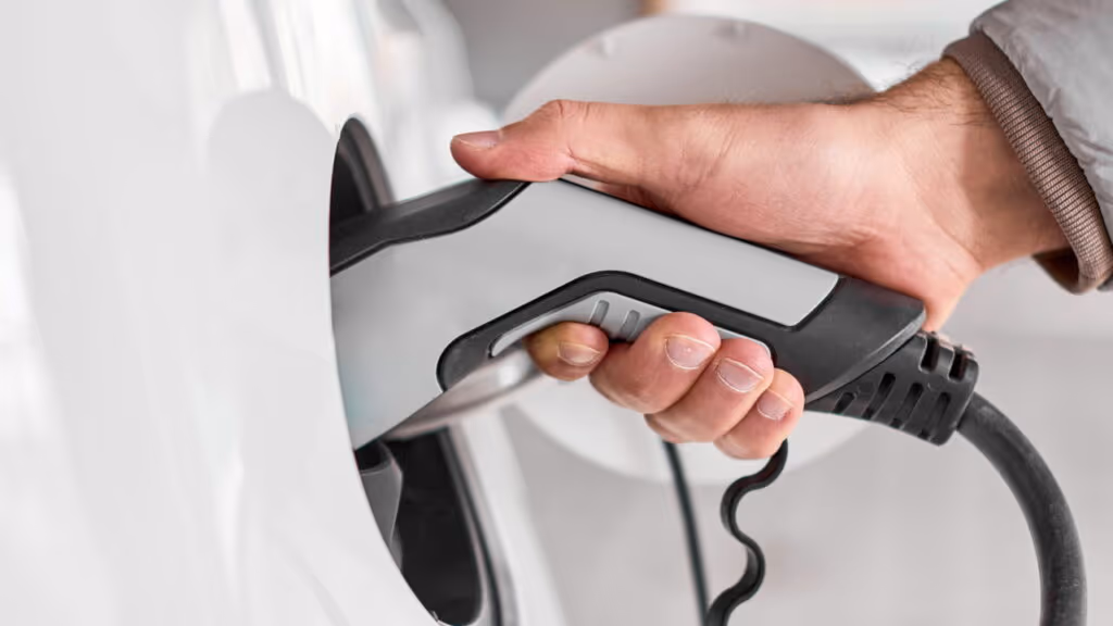 Motoristas estão trocando o carro comum por veículos híbridos com mais autonomia