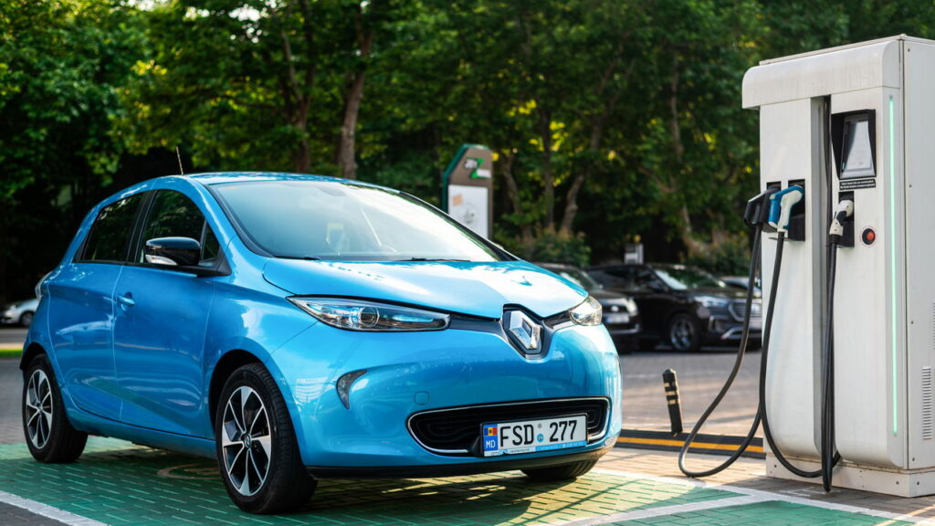 Motoristas estão trocando o carro comum por veículos híbridos com mais autonomia