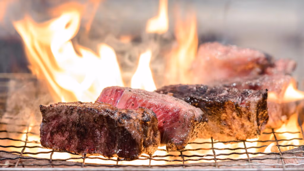 O luxo na brasa: Angus, Wagyu e dry-aged transformam o churrasco