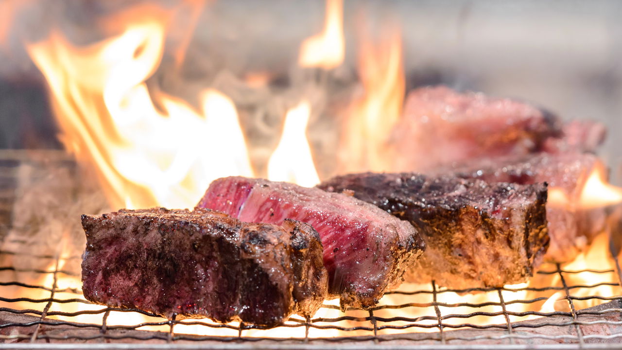 O luxo na brasa: Angus, Wagyu e dry-aged transformam o churrasco