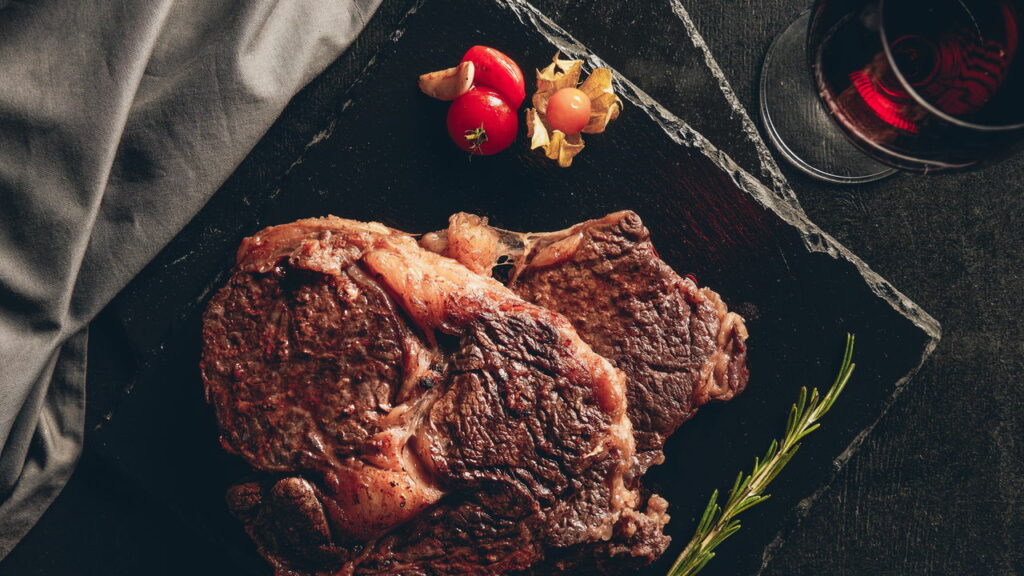 Carnes e bebidas certas podem elevar seu churrasco a outro n&iacute;vel - Cr&eacute;ditos: depositphotos.com / KateNovikova