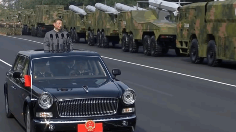 Mundo escolhe entre "paz ou guerra", diz Xi Jinping em desfile