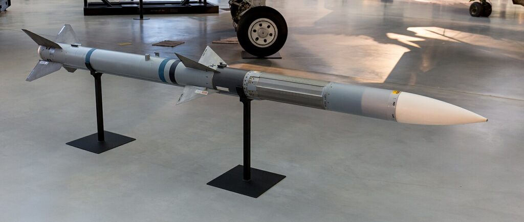 Míssil AIM-120D3 - Por Balon Greyjoy - Obra do próprio, CC0, https://commons.wikimedia.org/w/index.php?curid=100925076