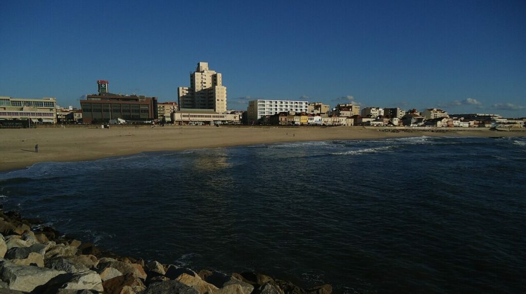 Porto e Lisboa ficam para trás, essa cidade está encantando o mundo com praias douradas