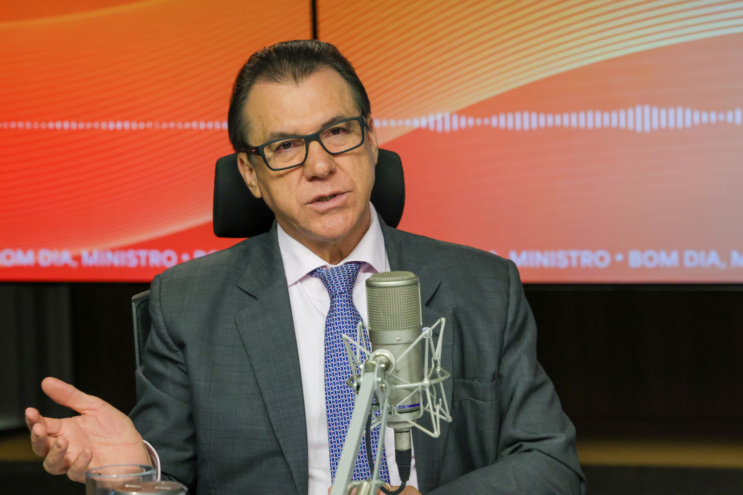 Fiscais deixam cargos após ministro interferir por JBS em “lista suja”