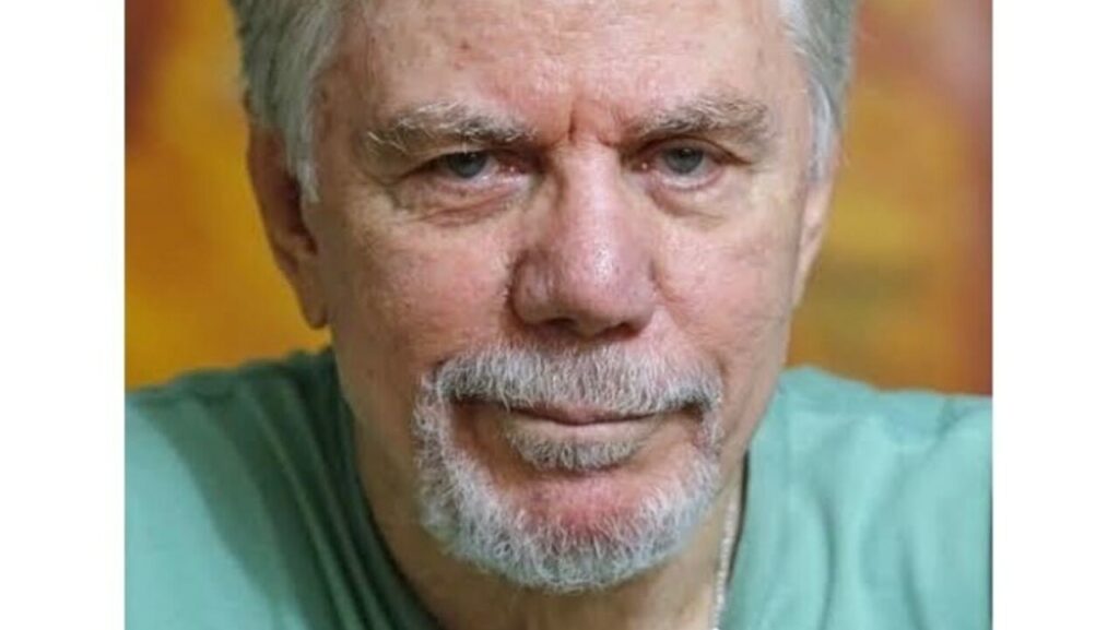 Aos 88 anos, Reginaldo Faria assume namorada quase 50 anos mais nova