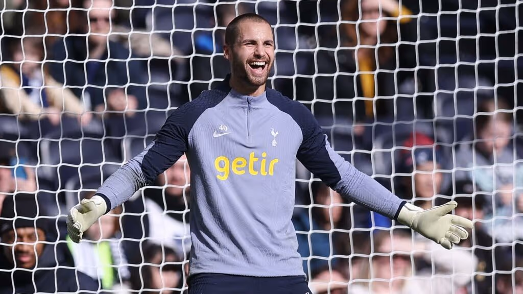 Ex-goleiro do Tottenham abandona a bola para capturar o mundo