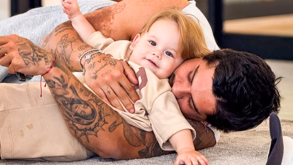 Zé Felipe causa polêmica ao mostrar clipe para filhas