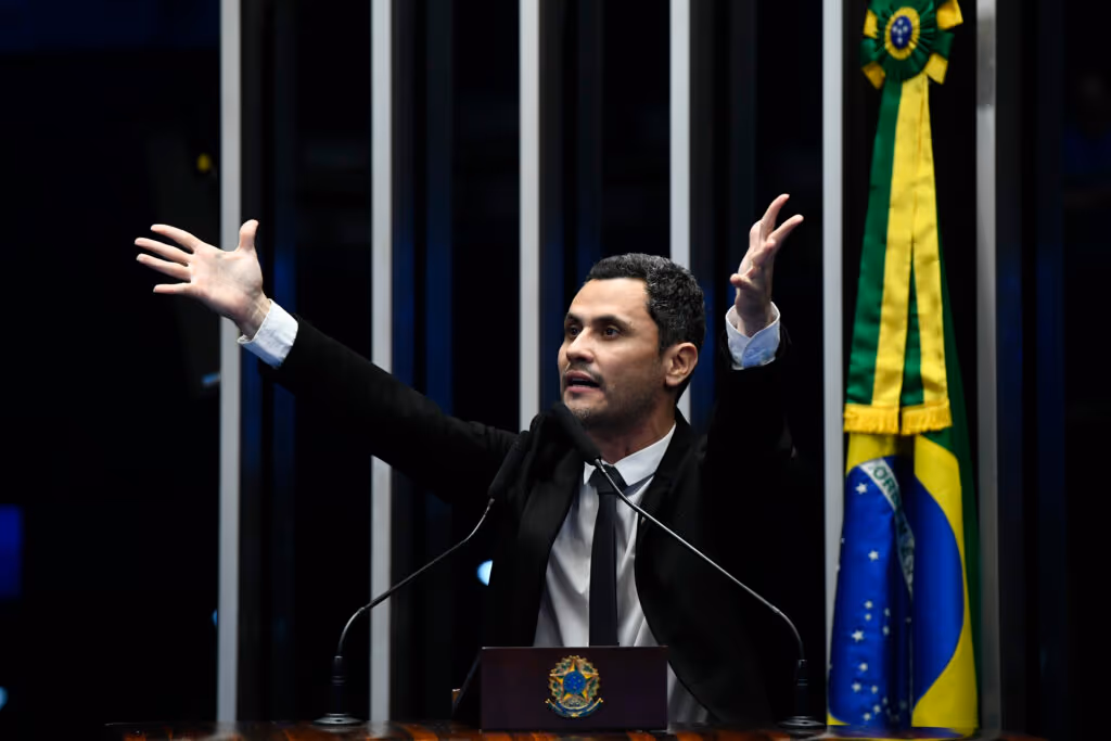 “Chega do povo pagar a conta”, diz Cleitinho sobre licitação milionária de ternos e roupas