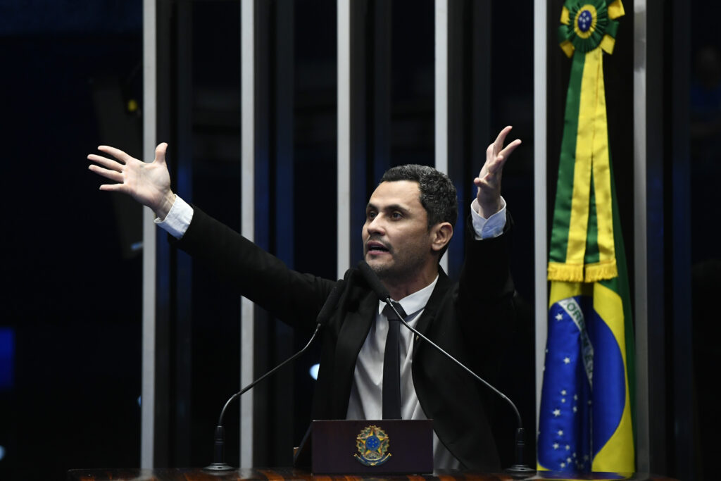“Chega do povo pagar a conta”, diz Cleitinho sobre licitação milionária de ternos e roupas