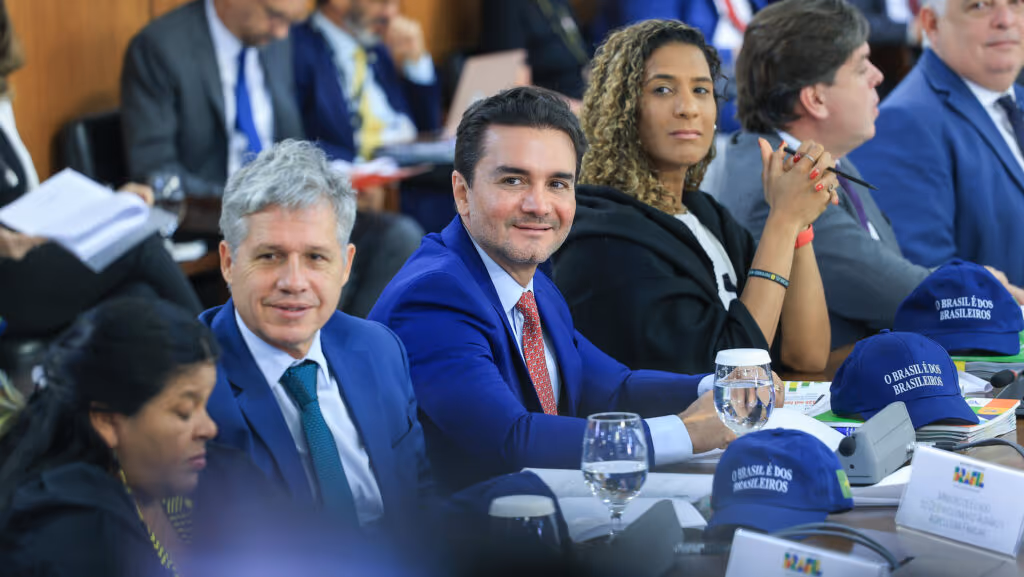 Sabino decide permanecer no governo “pelo bem do turismo”