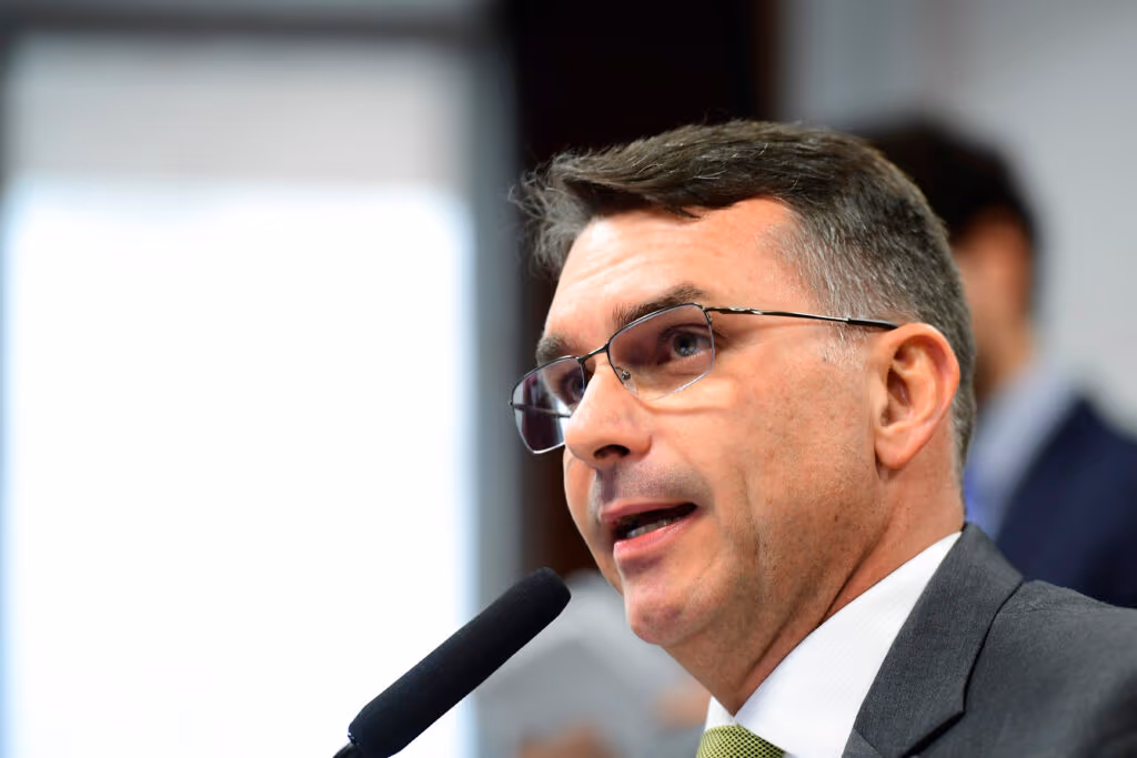 “Não nos atende”, diz Flávio Bolsonaro sobre PL da Dosimetria