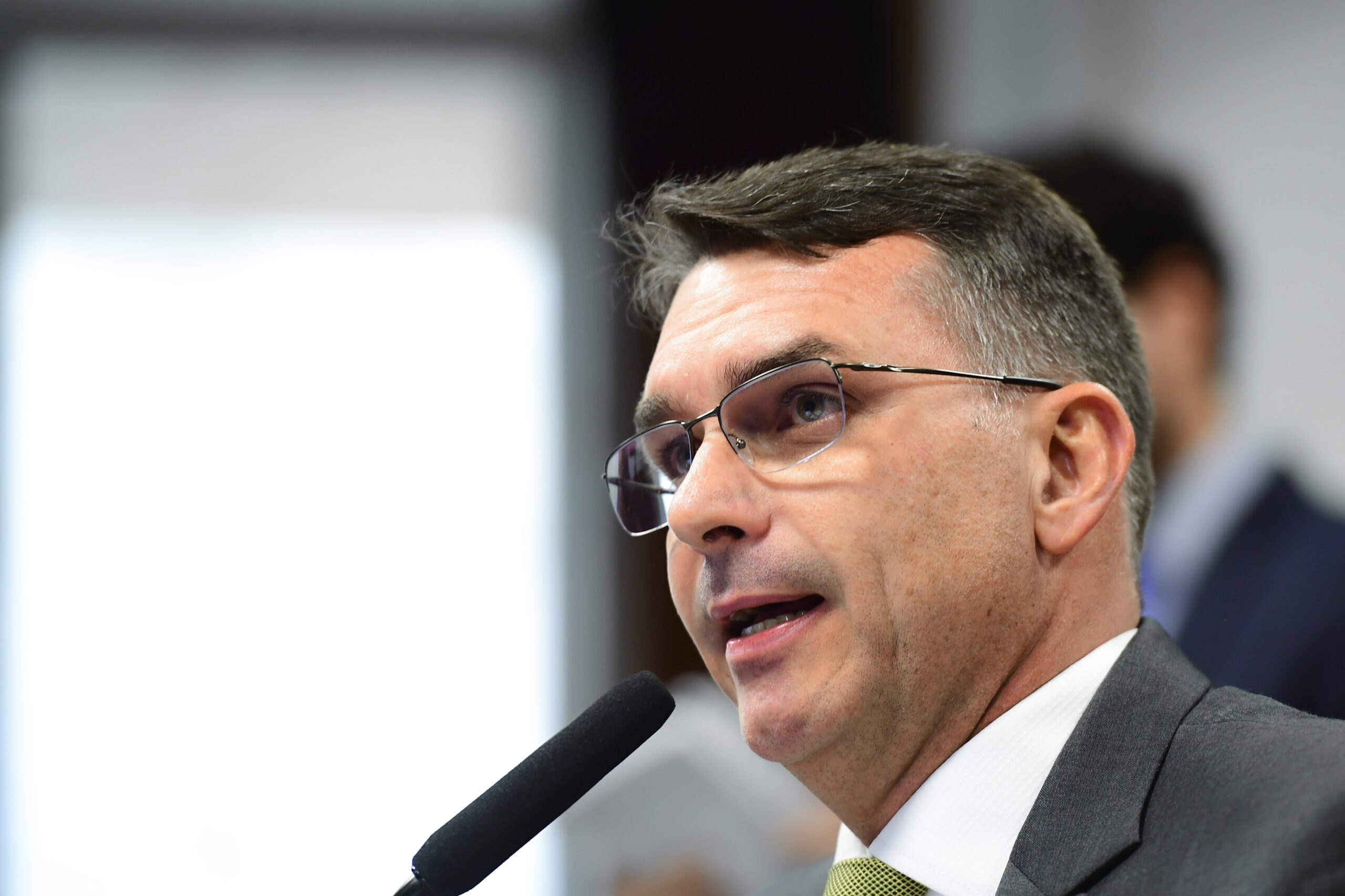 Flávio convoca “vigília” pela saúde de Bolsonaro