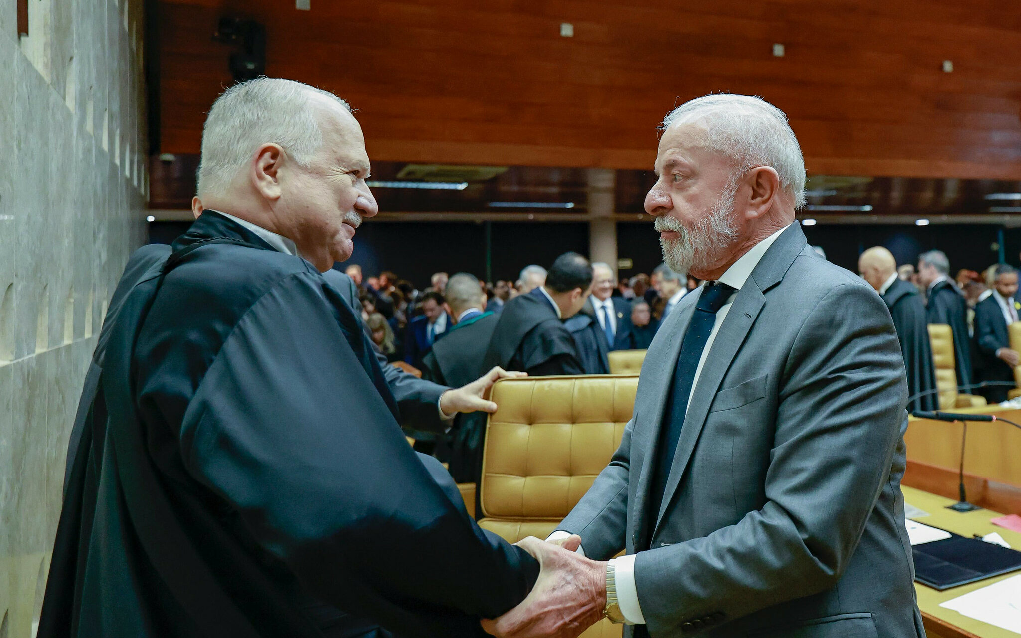 Lula liga para Fachin para informar decisão de indicar Messias ao STF