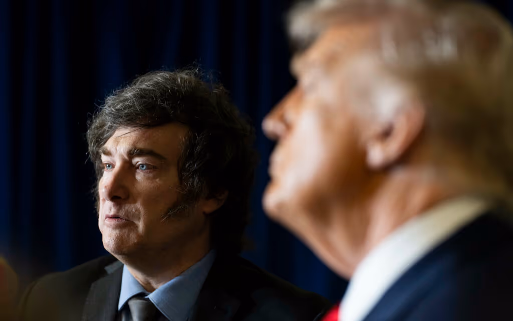 Trump e Milei negociam para que Argentina receba deportados, diz jornal