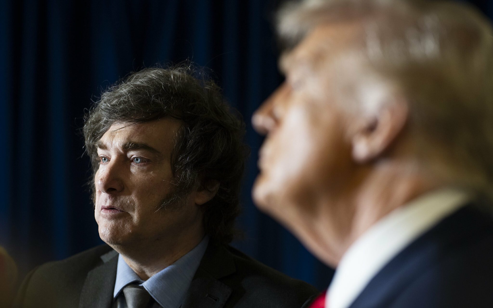 Trump e Milei negociam para que Argentina receba deportados, diz jornal