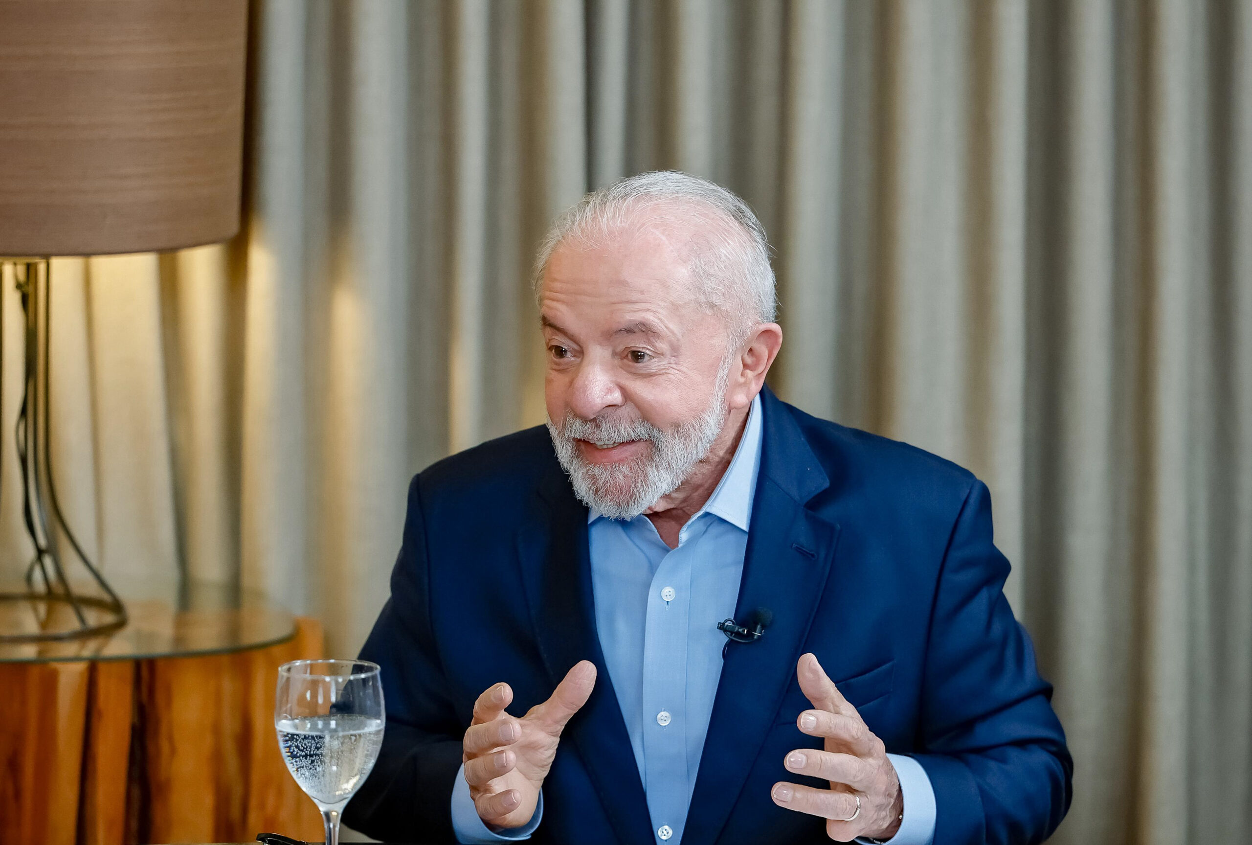 “Não sou daqueles que ficam tentando comprar deputado”, diz Lula