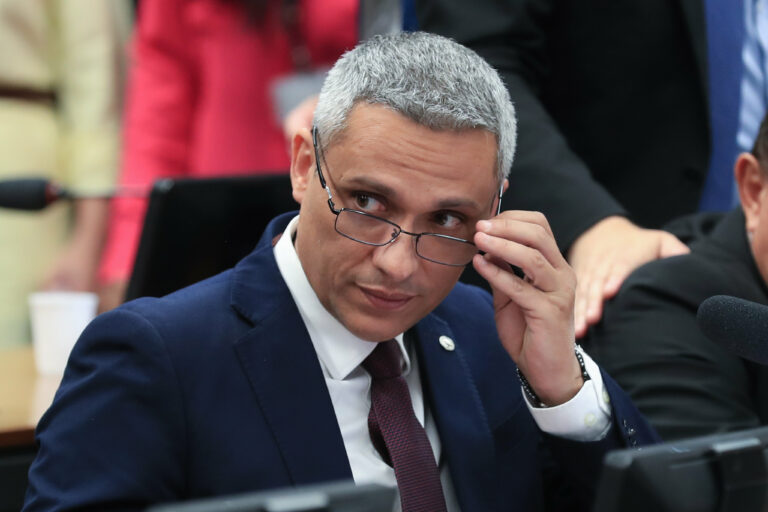 Gayer vai recorrer a Motta contra a taxa das blusinhas