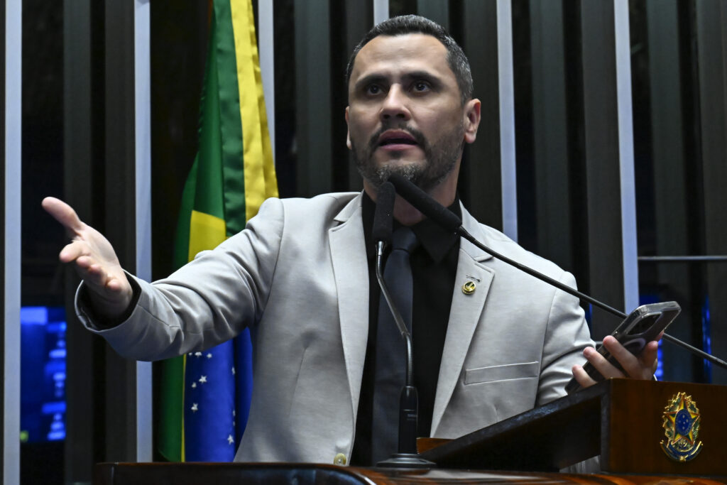 “Imprudente foi darmos a vaga do Senado para você”, diz Eduardo a Cleitinho