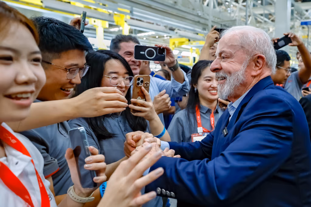 “Deus existe até para os chineses”, diz Lula em fábrica da BYD