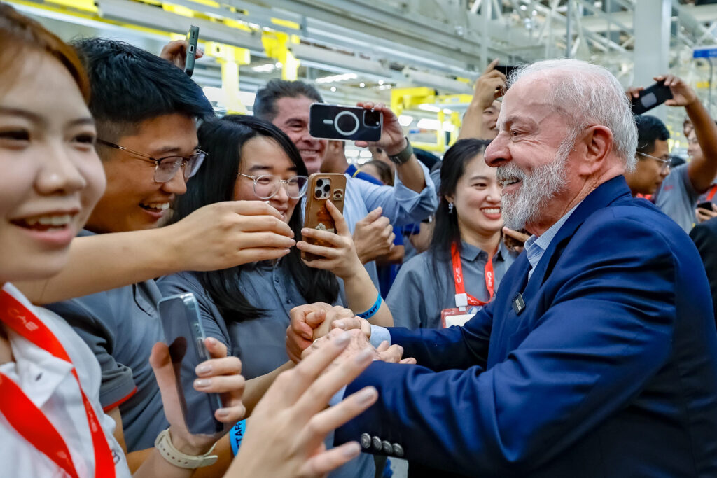 “Deus existe até para os chineses”, diz Lula em fábrica da BYD