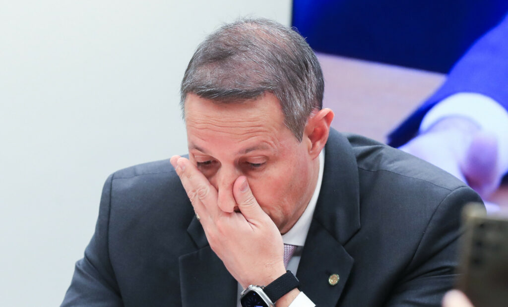 Derrite se emociona em homenagem a policiais mortos no Rio: “São super-heróis”