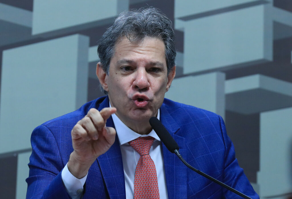 Haddad reclama do BC “mais duro do mundo”