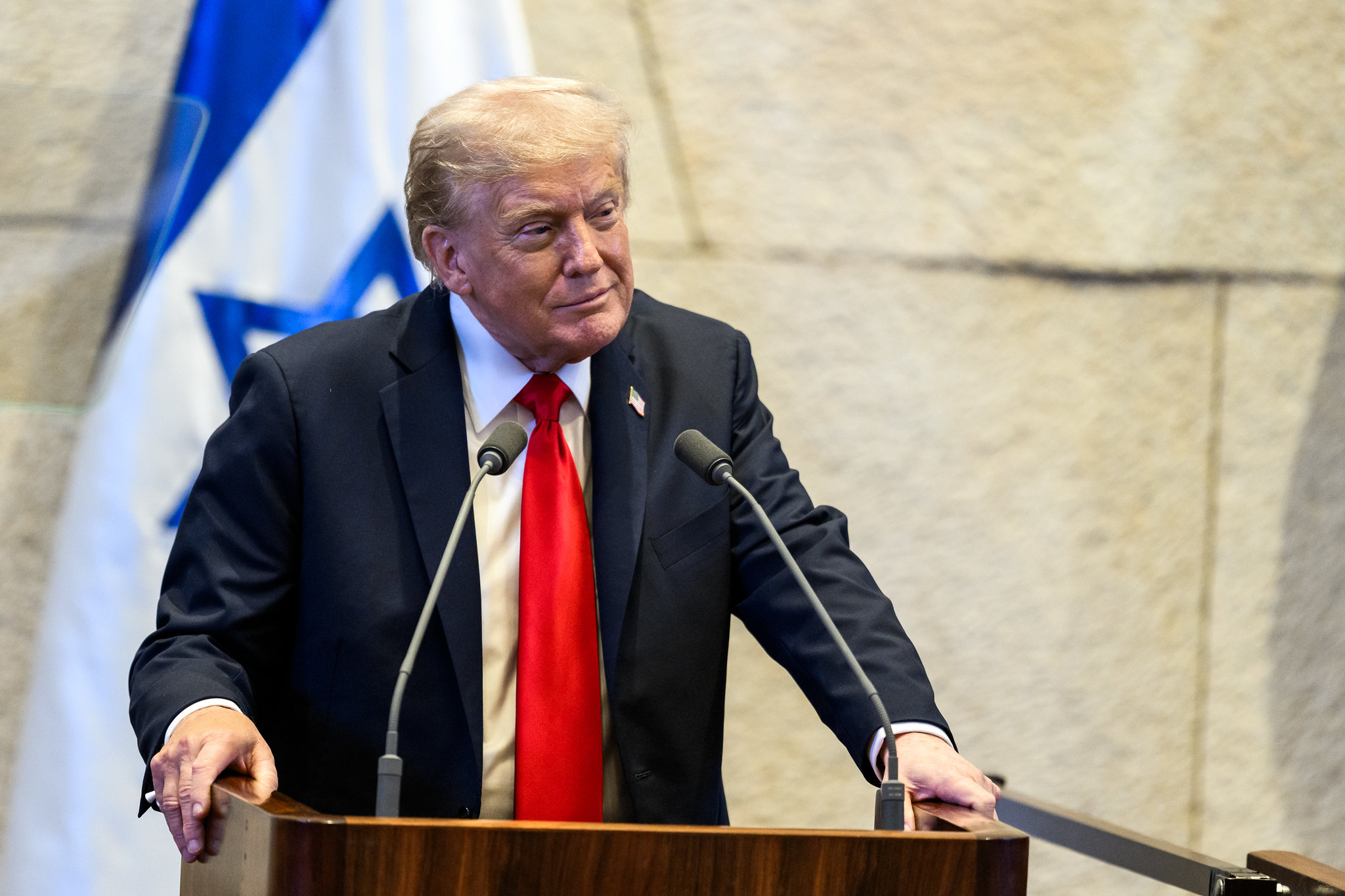 Crusoé: Trump ameaça Hamas por mortes em Gaza