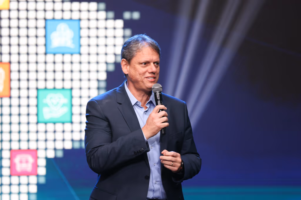 Tarcísio segue melhor do que Lula em SP, aponta Paraná Pesquisas