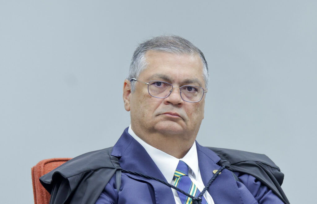 Flávio Dino acompanha Moraes para manter Bolsonaro preso