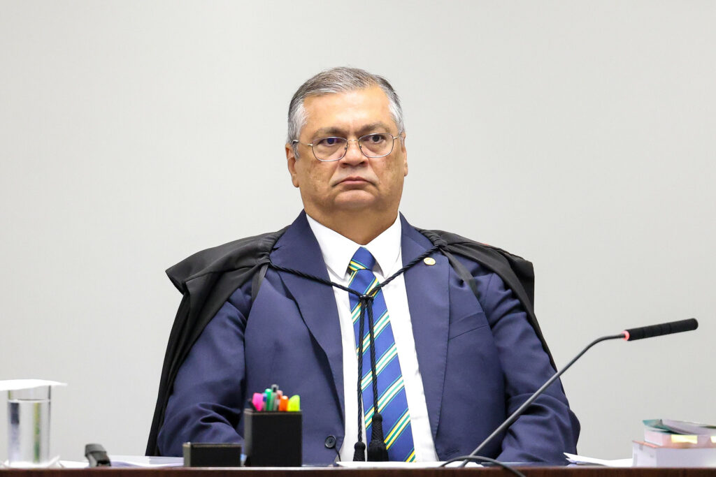 Câmara pede a Dino desbloqueio de emendas de Eduardo Bolsonaro e Ramagem