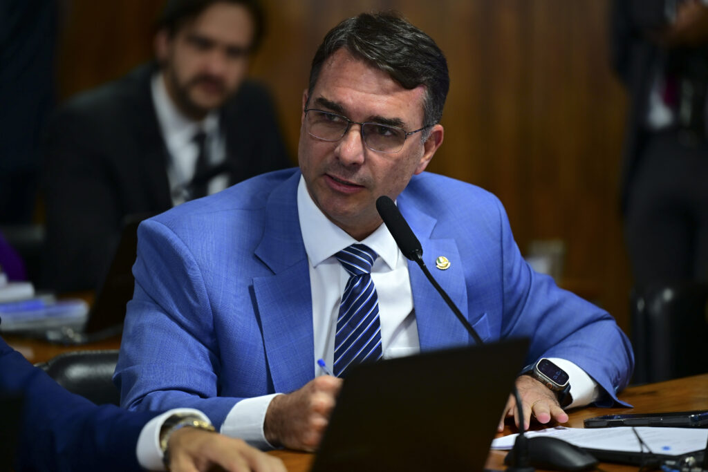 Psol pede à PGR investigação de Flávio Bolsonaro por incitação ao crime