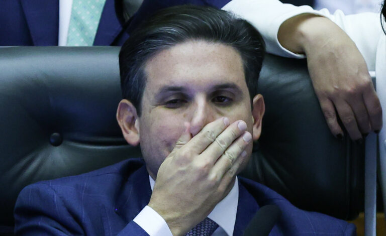 Motta 'cria' sala VIP e fecha plenário para almoço de deputados