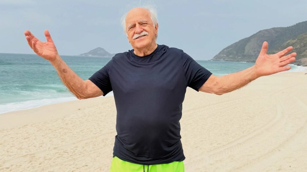 Ary Fontoura, aos 92 anos, exibe músculos no Instagram e conquista elogios