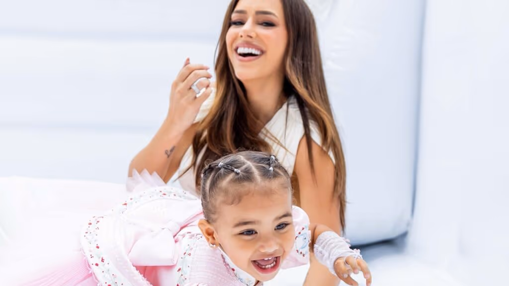 Mavie, filha de Neymar, encanta a web com “sua conversa”