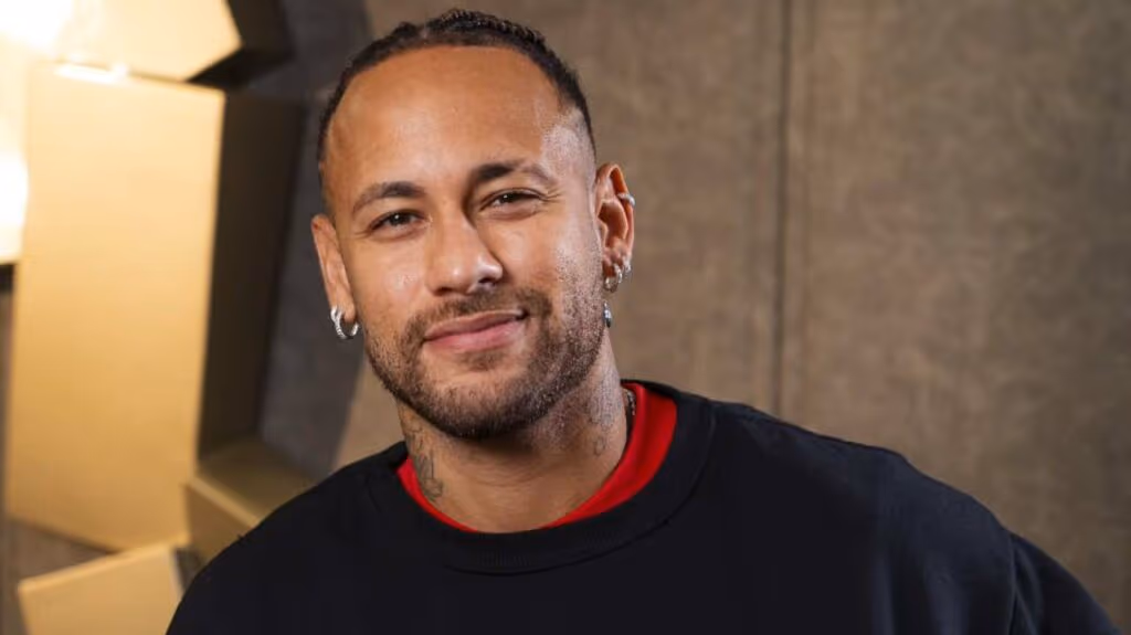 Neymar causa alvoroço ao surgir de cabelo verde