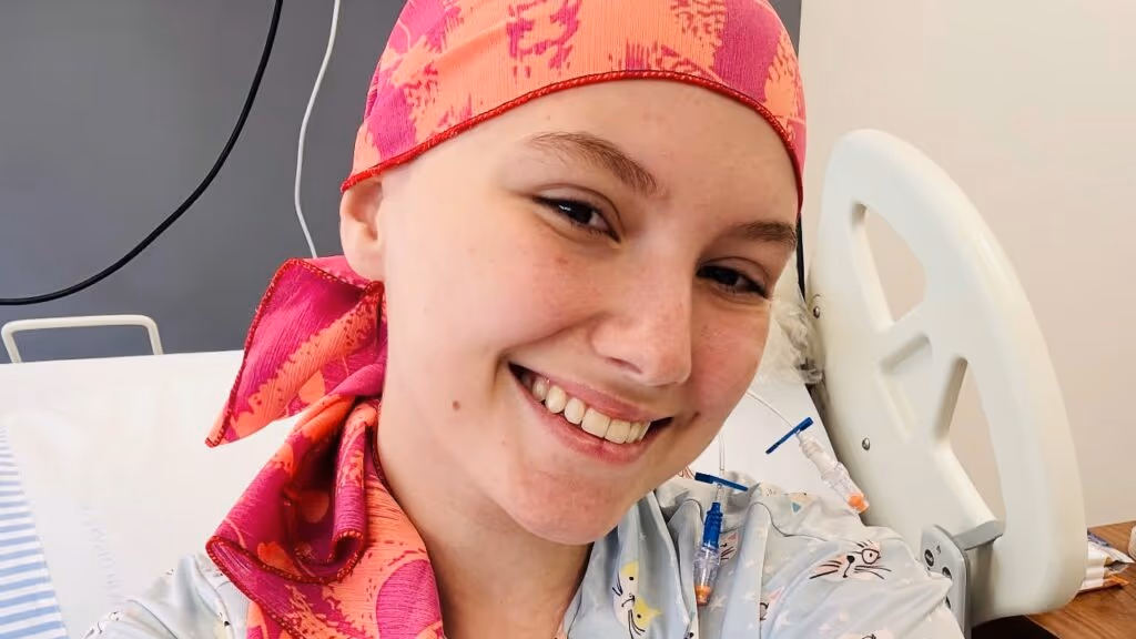 Isabel Veloso raspa o cabelo em novo tratamento contra o câncer