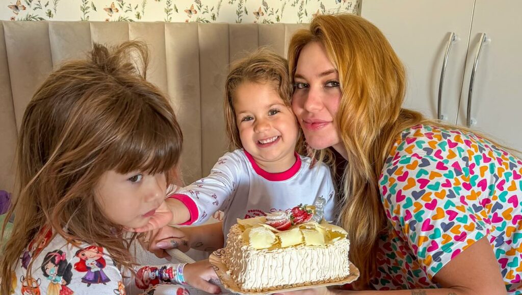 Maria Flor, filha de Virginia, comemora aniversário com grande festa