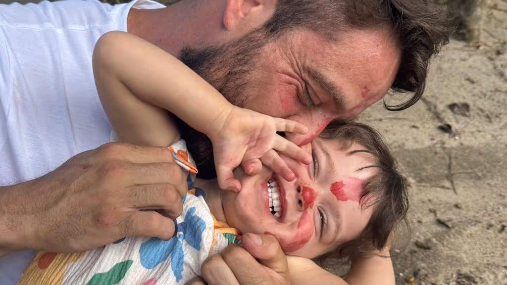 Ator Rafael Cardoso tem reencontro com os filhos após processo