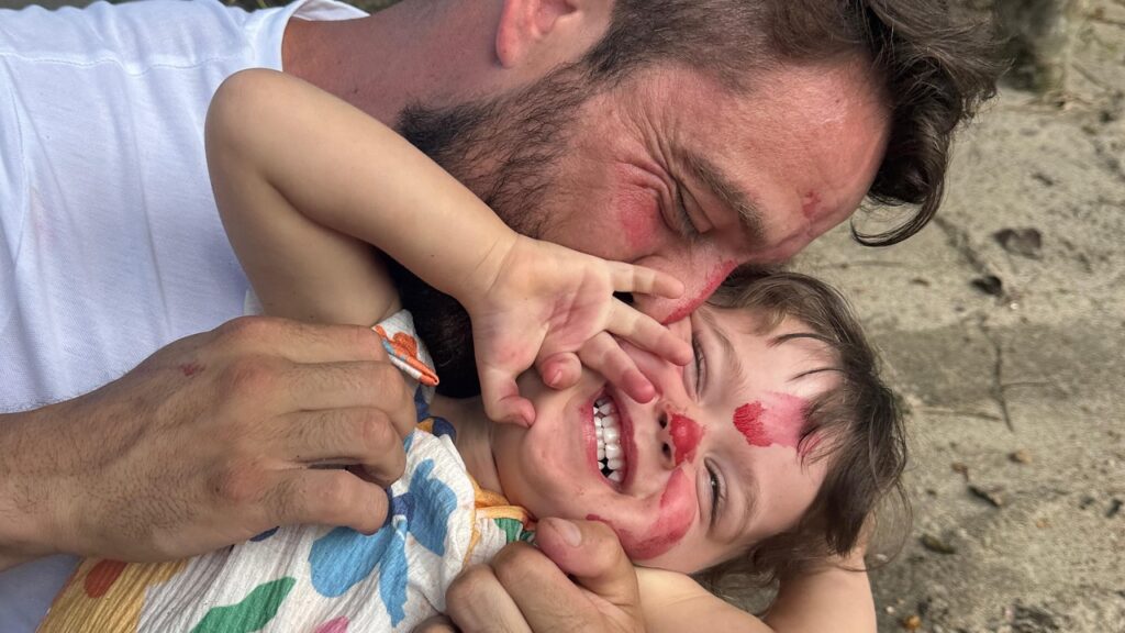 Ator Rafael Cardoso tem reencontro com os filhos após processo
