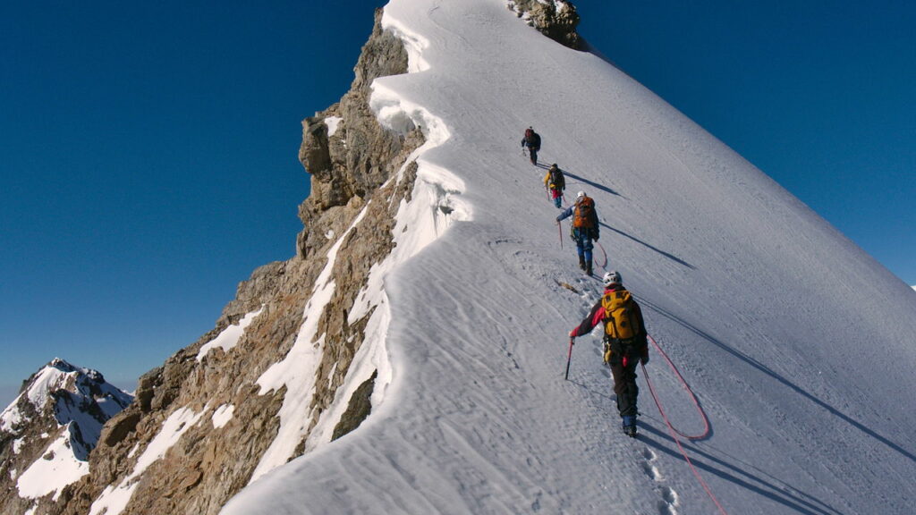 Alpinista tira cinto de segurança para fazer self, escorrega no gelo e despenca no abismo