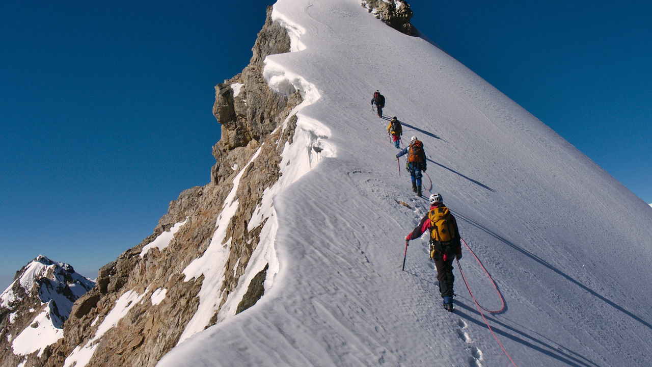 Alpinista tira cinto de segurança para fazer self, escorrega no gelo e despenca no abismo