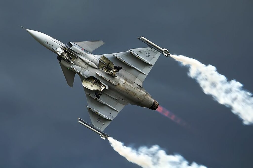 Aprovado orçamento de U$ 4.3 bilhões para a compra de caças Gripen. O contrato será assinado na primeira semana de novembro